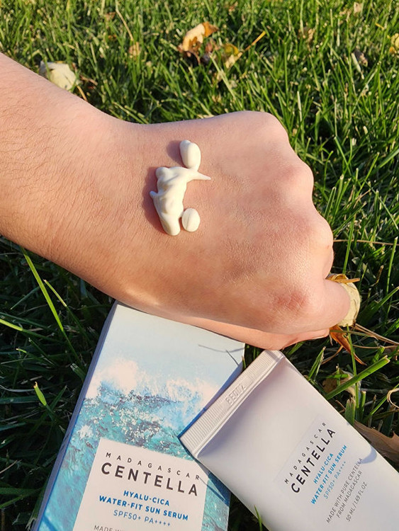 بافت سبک و بیرنگ ضدآفتاب SKIN1004 سنتلا روی پوست – فاقد سفیدی و مناسب استفاده روزانه