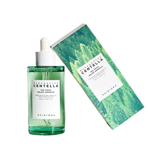سرم تسکین دهنده SKIN1004 Tea-Trica Relief Ampoule، ۱۰۰ میلیلیتر، با عصاره سنتلا ماداگاسکار و چای درختی (Tea Tree) برای پوست مستعد آکنه و حساس. بطری شیشهای شفاف با قطرهچکان