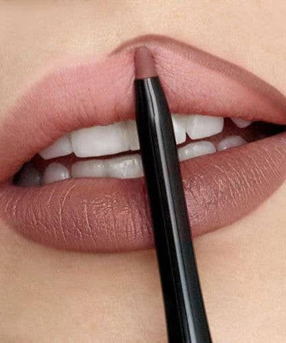 مقایسه رنگهای مداد لب ریوال؛ پوشش دهی کامل و یکدست روی لب