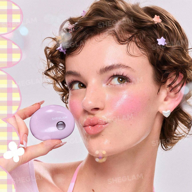نمای نهایی رژ گونه SHEGLAM روی گونه مدل زنده